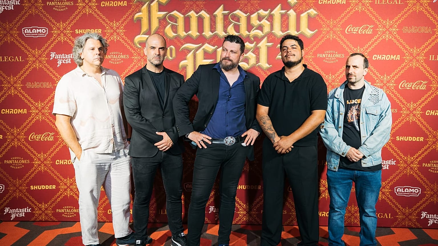 El elenco de 'Luger' junto a su director, Bruno Martín, y Santiago Taboada, guionista del flime.