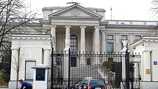 Taksówka przed ambasadą rosyjską w Warszawie, Polska, poniedziałek, 26 marca 2018 r. 
