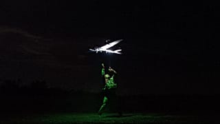Украинский военнослужащий запускает разведывательный беспилотник на линии фронта в Донецкой области, 6 сентября 2025 года