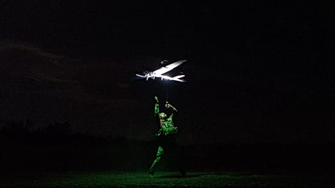 Un militare ucraino lancia un drone da ricognizione sulla linea del fronte nella regione di Donetsk, 6 settembre 2025