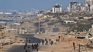 Tanques israelíes bloquean la carretera de la playa hacia la ciudad de Gaza