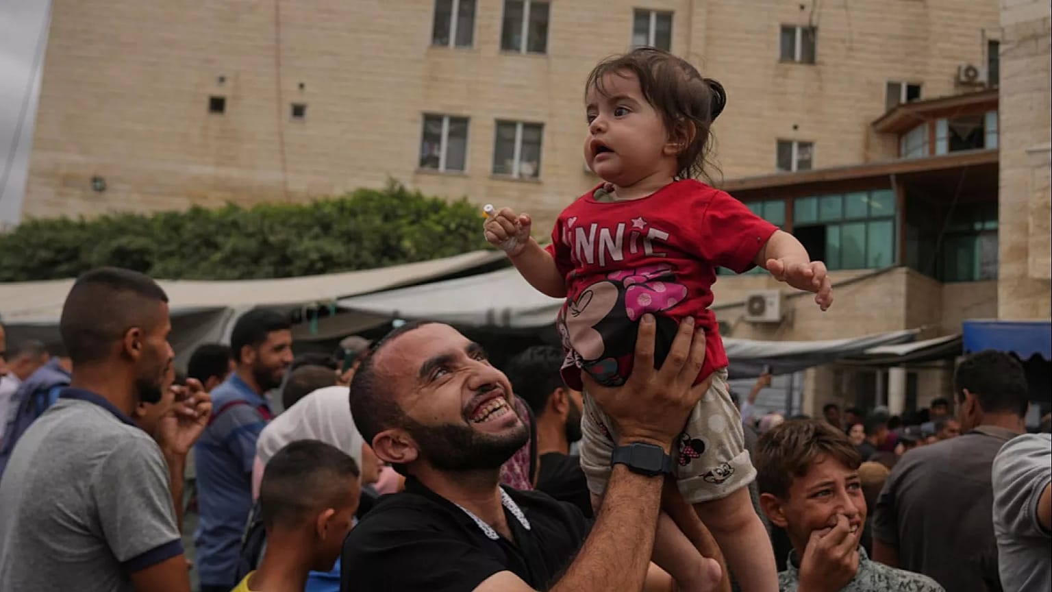 Varios palestinos celebran el anuncio de un acuerdo de alto el fuego entre Israel y Hamás, el 9 de octubre de 2025.