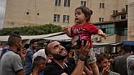 Varios palestinos celebran el anuncio de un acuerdo de alto el fuego entre Israel y Hamás, el 9 de octubre de 2025.