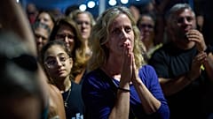 Varios israelíes se congregan tras el anuncio del alto el fuego en la conocida como Plaza de los Rehenes de Tel Aviv, el jueves 9 de octubre de 2025.