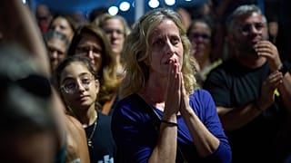 Varios israelíes se congregan tras el anuncio del alto el fuego en la conocida como Plaza de los Rehenes de Tel Aviv, el jueves 9 de octubre de 2025.