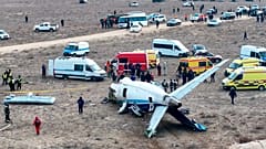 Das Wrack der Azerbaijan Airlines Embraer 190 liegt in der Nähe des Flughafens von Aktau auf dem Boden, 25. Dezember 2024