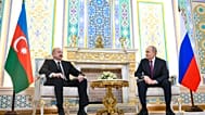 الرئيس الروسي فلاديمير بوتن، على اليمين، والرئيس الأذربيجاني إلهام علييف يتحدثان خلال لقائهما على هامش قمة روسيا وآسيا الوسطى في دوشانبي، طاجيكستان