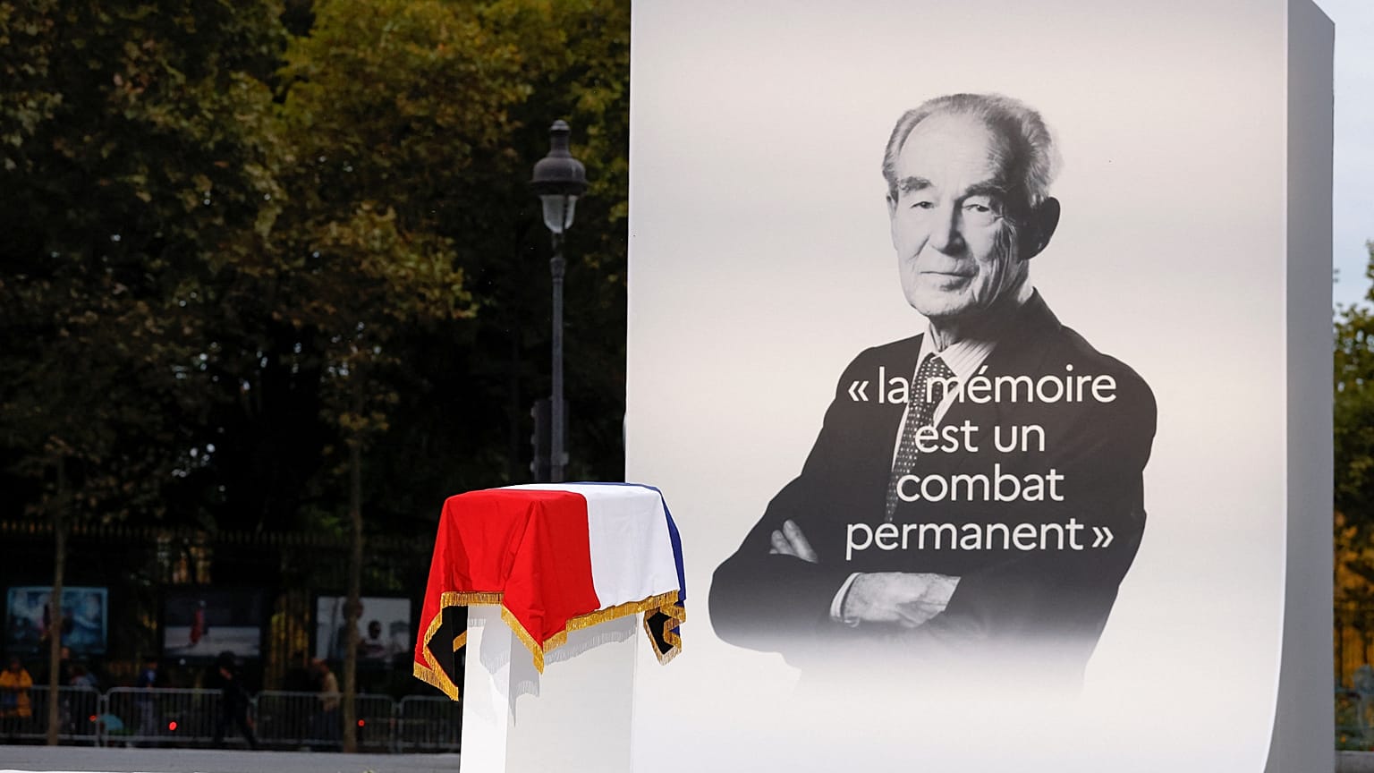 Le cénotaphe recouvert du drapeau français de l'ancien ministre français de la Justice Robert Badinter, le jeudi 9 octobre 2025.