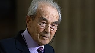 L'ancien ministre français de la Justice Robert Badinte, à Paris, samedi 9 octobre 2021.