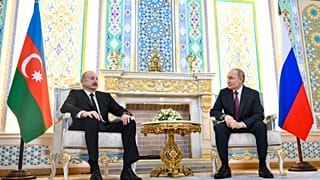 ولادیمیر پوتین، رئیس جمهور روسیه (راست) و الهام علی‌اف، رئیس جمهور آذربایجان، در حاشیه اجلاس روسیه و آسیای مرکزی در دوشنبه، تاجیکستان، روز پنجشنبه، ۹ اکتبر ۲۰۲۵