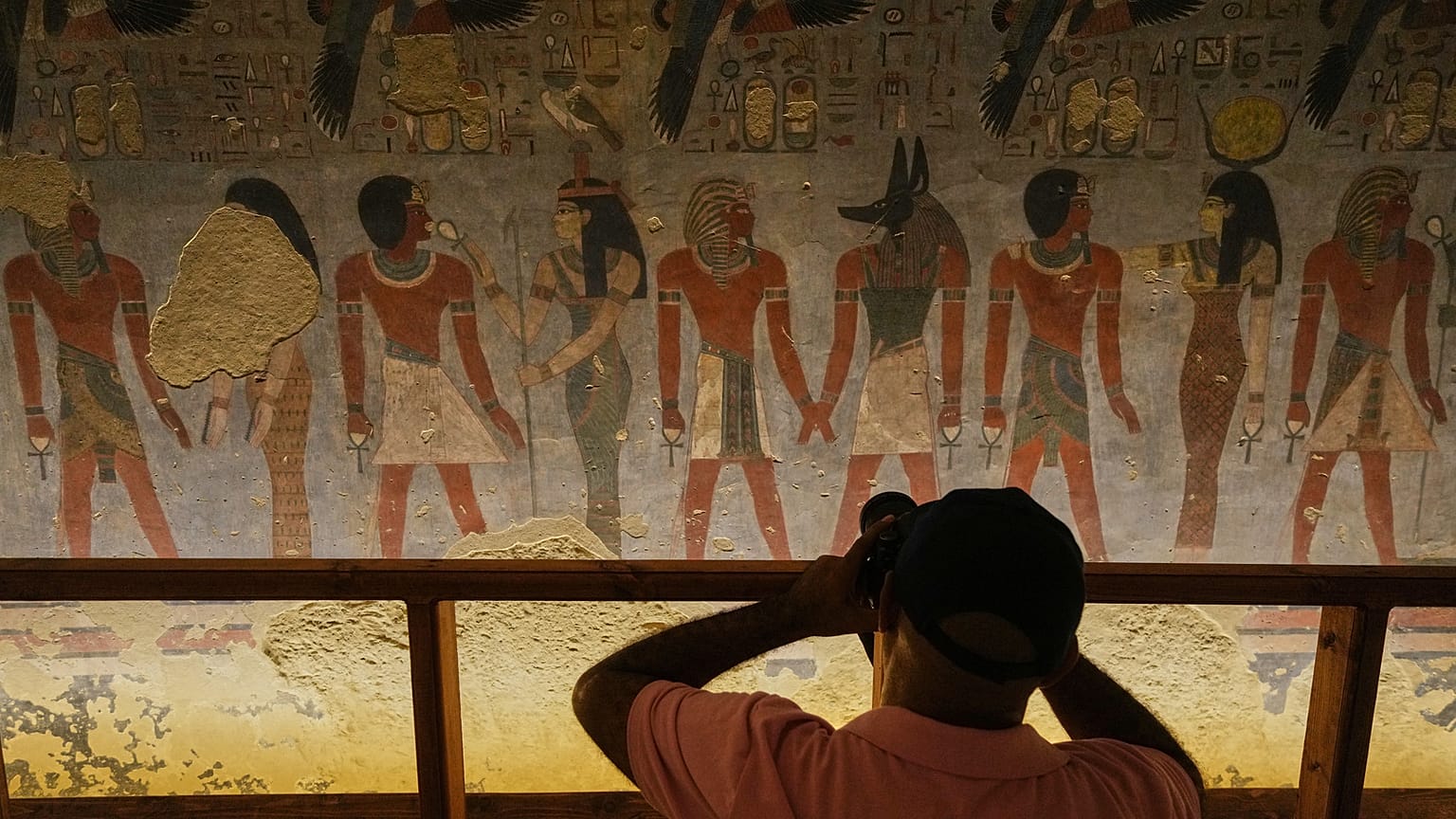 Eine Grabtafel von König Amenhotep III., der das alte Ägypten zwischen 1390 und 1350 v. Chr. regierte, im Tal der Könige in Luxor, Oktober 2025
