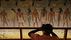 يقوم زائر بتصوير قبر الملك أمنحتب الثالث، الذي حكم مصر القديمة بين 1390 و1350 قبل الميلاد، في وادي الملوك بمدينة الأقصر جنوب مصر، يوم السبت 4 أكتوبر 2025