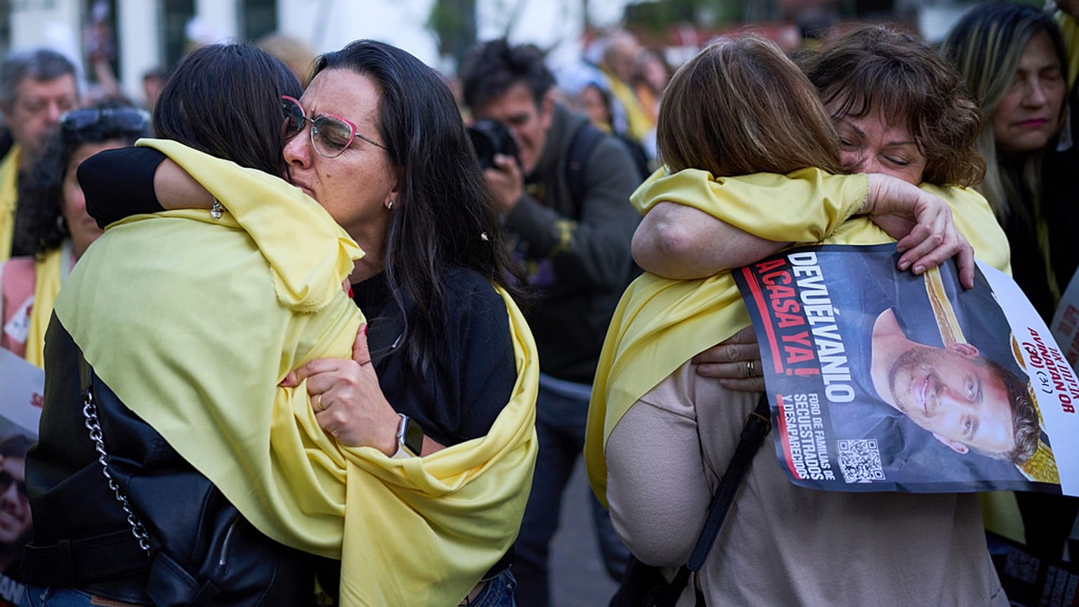 Personas se abrazan en un parque durante una concentración para exigir a Hamás la liberación de los rehenes en Gaza, en Buenos Aires, Argentina el 7 de octubre de 2025.