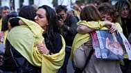 Personas se abrazan en un parque durante una concentración para exigir a Hamás la liberación de los rehenes en Gaza, en Buenos Aires, Argentina el 7 de octubre de 2025.
