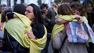 Personas se abrazan en un parque durante una concentración para exigir a Hamás la liberación de los rehenes en Gaza, en Buenos Aires, Argentina el 7 de octubre de 2025.