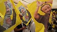 Apoiantes do líder popular palestiniano Marwan Barghouti carregam bandeiras da Fatah em Ramallah, 16 de agosto de 2025