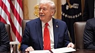 الرئيس الأميركي دونالد ترامب يتحدث خلال اجتماع لمجلس الوزراء في البيت الأبيض، يوم الخميس 9 أكتوبر/تشرين الأول 2025، في واشنطن.