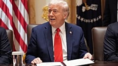 الرئيس الأميركي دونالد ترامب يتحدث خلال اجتماع لمجلس الوزراء في البيت الأبيض، يوم الخميس 9 أكتوبر/تشرين الأول 2025، في واشنطن.