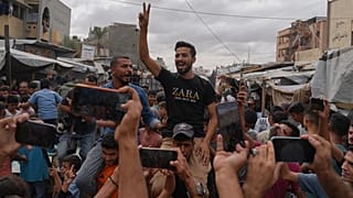 Filistinliler, İsrail ve Hamas'ın barış planının ilk aşaması üzerinde anlaştıklarını duyurmasının ardından, kurlama yapıyor, 9 Ekim 2025