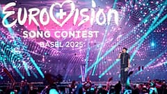 Avusturya'dan JJ, Basel'de düzenlenen 69. Eurovision Şarkı Yarışması'nın Büyük Finalini kazandıktan sonra kupasıyla birlikte sahnede, 18 Mayıs, 2025