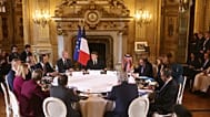  الرئيس الفرنسي إيمانويل ماكرون، في الوسط، يتحدث خلال اجتماع حول محادثات الشرق الأوسط مع وزراء الخارجية الأوروبيين والعرب في وزارة الخارجية في باريس