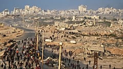 Israelische Panzer stehen auf der Küstenstraße, die nach Gaza-Stadt führt, während sich vertriebene Palästinenser in der Nähe des Wadi Gaza im zentralen Gazastreifen versammeln, Donnerstag, 9. Oktober 2025