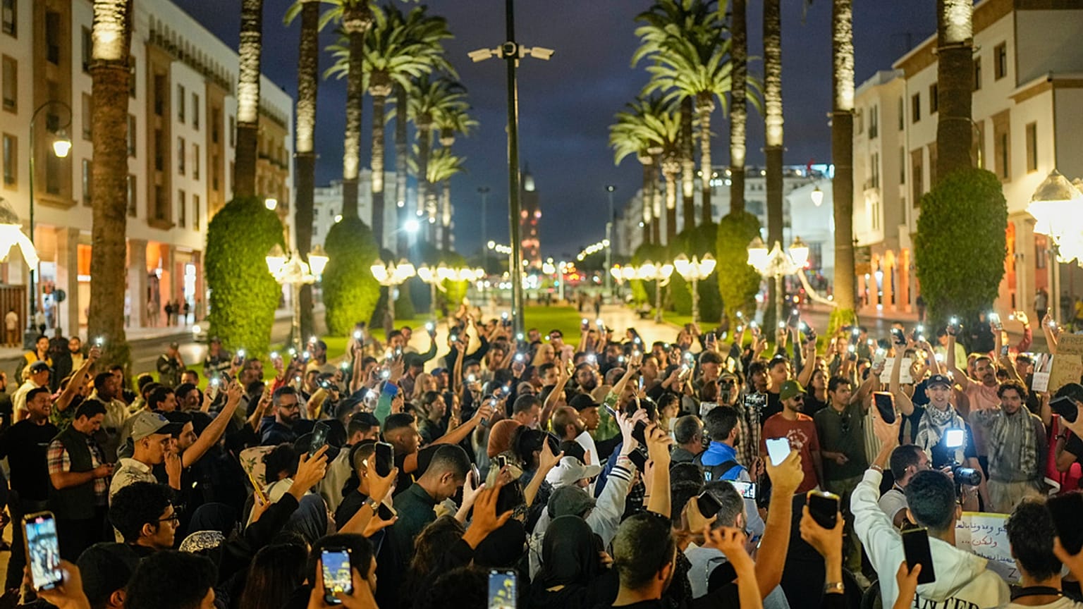 Varios manifestantes frente al Parlamento en Rabat, la capital de Marruecos, 9 de octubre de 2025