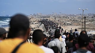 فلسطينيون نازحون يسيرون على الطريق الساحلي قرب وادي غزة في وسط القطاع متجهين نحو شمال غزة، الجمعة 10 أكتوبر 2025.