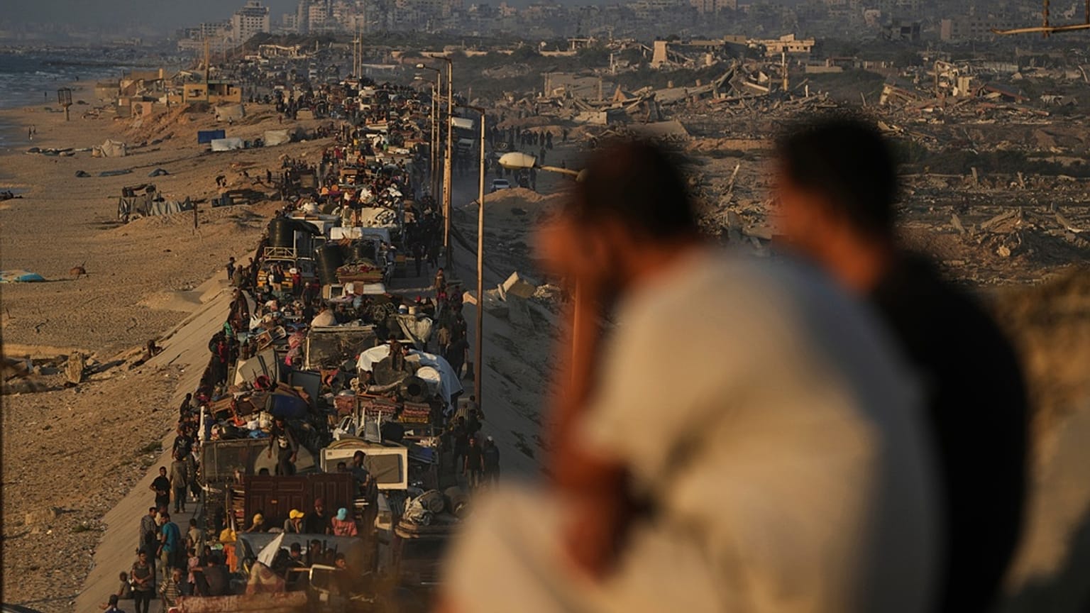   نازحون فلسطينيون يفرون من شمال غزة سيرًا على الأقدام وفي المركبات، حاملين أمتعتهم على طول الطريق الساحلي باتجاه جنوب غزة، الاثنين 15 سبتمبر 2025.   