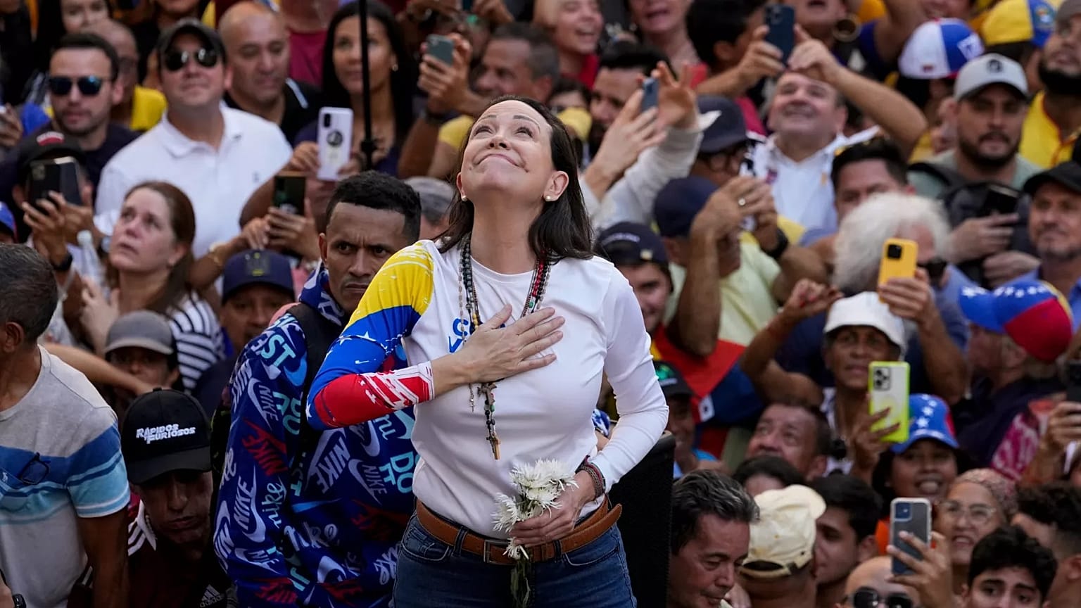 A líder da oposição venezuelana, Maria Corina Machado, discursa para apoiantes num protesto contra o presidente Nicolás Maduro em Caracas, Venezuela, a 9 de janeiro de 2025