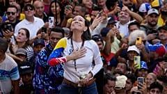 A líder da oposição venezuelana, Maria Corina Machado, discursa para apoiantes num protesto contra o presidente Nicolás Maduro em Caracas, Venezuela, a 9 de janeiro de 2025