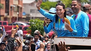 Oppositionsführerin Maria Corina Machado begrüßt Anhänger, während sie eine „Empanada“ in der Hand hält, während einer Wahlkampfveranstaltung 2024. (Symbolbild)