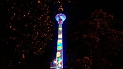 Der Berliner Fernsehturm ist beleuchtet.
