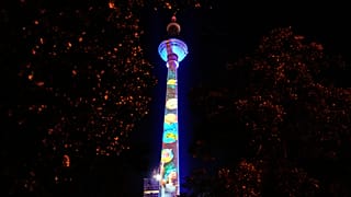 La Torre della Televisione di Berlino è illuminata