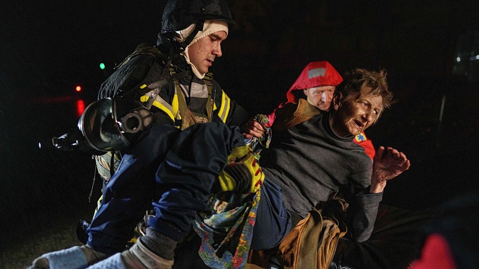 Socorristas transportam uma mulher ferida para uma ambulância após um ataque russo a um bairro residencial em Kiev, Ucrânia, na sexta-feira, 10 de outubro de 2025.