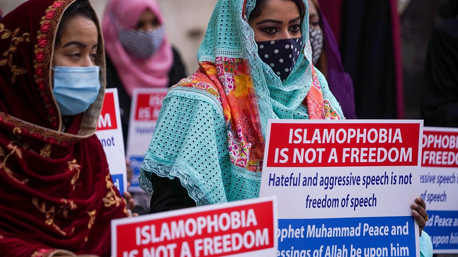Donne di un'associazione musulmana italiana durante un sit-in a Roma nell'ottobre 2020 in solidarietà con la comunità islamica francese 