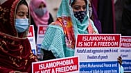 Donne di un'associazione musulmana italiana durante un sit-in a Roma nell'ottobre 2020 in solidarietà con la comunità islamica francese 