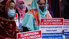 Donne di un'associazione musulmana italiana durante un sit-in a Roma nell'ottobre 2020 in solidarietà con la comunità islamica francese 