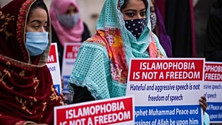 Donne di un'associazione musulmana italiana durante un sit-in a Roma nell'ottobre 2020 in solidarietà con la comunità islamica francese 