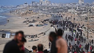 يتجمع نازحون فلسطينيون على الطريق الساحلي قرب وادي غزة بعد الإعلان عن موافقة إسرائيل وحماس على المرحلة الأولى من خطة السلام الخميس 9 أكتوبر 2025