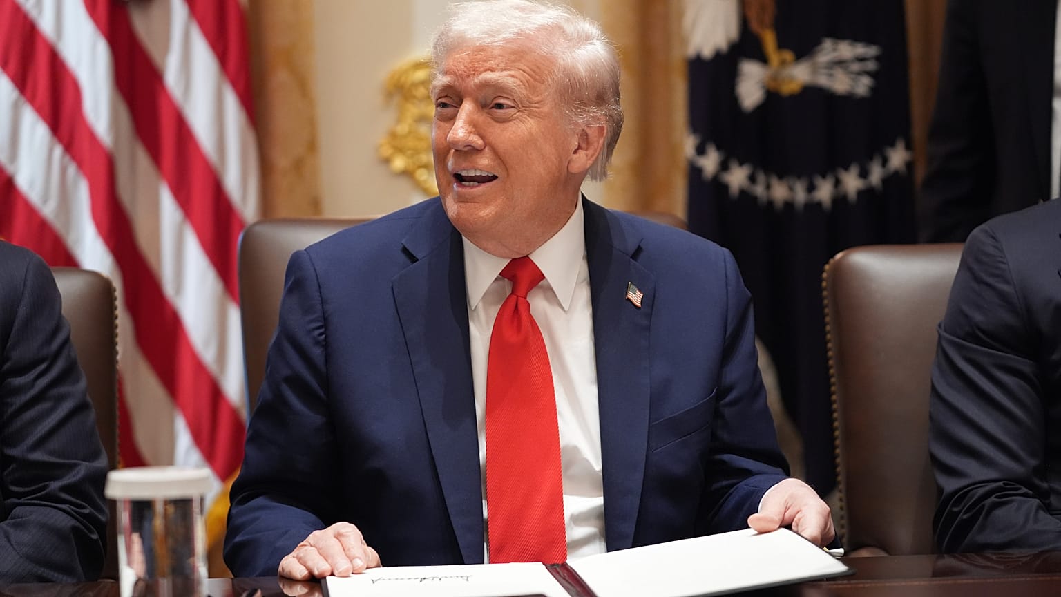 Il presidente Donald Trump parla durante una riunione di gabinetto alla Casa Bianca, giovedì 9 ottobre 2025, a Washington. (Foto AP/Evan Vucci)