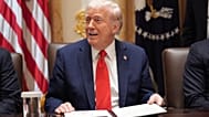 Il presidente Donald Trump parla durante una riunione di gabinetto alla Casa Bianca, giovedì 9 ottobre 2025, a Washington. (Foto AP/Evan Vucci)