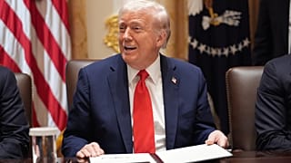 Il presidente Donald Trump parla durante una riunione di gabinetto alla Casa Bianca, giovedì 9 ottobre 2025, a Washington. (Foto AP/Evan Vucci)