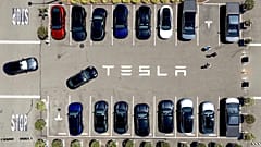 ARCHIVO - Vehículos Tesla se alinean en una zona de aparcamiento en la fábrica de la compañía en Fremont, California, el 5 de agosto de 2025.