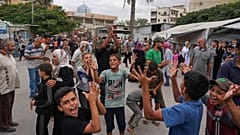 يحتفل الفلسطينيون عقب الإعلان عن موافقة إسرائيل وحماس على المرحلة الأولى من خطة السلام لوقف الحرب. الخميس 9 أكتوبر 2025