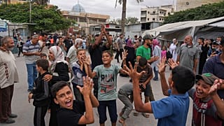 يحتفل الفلسطينيون عقب الإعلان عن موافقة إسرائيل وحماس على المرحلة الأولى من خطة السلام لوقف الحرب. الخميس 9 أكتوبر 2025