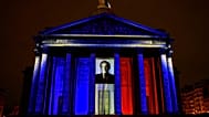 Il Pantheon è illuminato durante la cerimonia di induzione dell'ex Ministro della Giustizia francese Robert Badinter