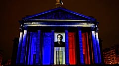 Das Pantheon-Denkmal wird während der Aufnahmezeremonie des ehemaligen französischen Justizministers Robert Badinter beleuchtet.