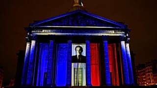Il Pantheon è illuminato durante la cerimonia di induzione dell'ex Ministro della Giustizia francese Robert Badinter