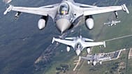 Rumuński myśliwiec F-16 Sił Powietrznych oraz portugalskie myśliwce F-16 Sił Powietrznych biorące udział w misji NATO Baltic Air Policing operują nad Morzem Bałtyckim.